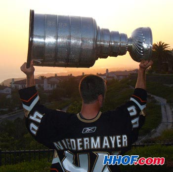The Anaheim Ducks' Rob Niedermayer hoists the Stanley Cup in his backyard