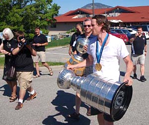 Duncan Keith proudly shows off his hardware