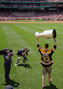 Zdeno Chara arrives at Fenway Park with the Stanley Cup
