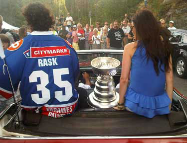Tuukka Rask and his girlfriend taking Lord Stanley for a ride in Savonlinna.