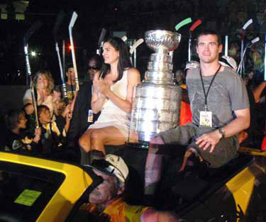 Dan Paille and his wife Dana arrive at the Welland Arena with the Stanley Cup.