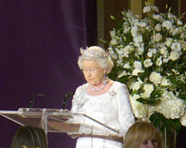 Queen Elizabeth II dazzled over 300 guests with a bilingual speech at a dinner in her honour.