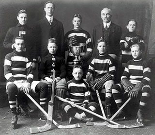 Aurele Joliat (centre, 2nd row) and Frank Boucher (right, 2nd row) led this Ottawa-based team to a championship