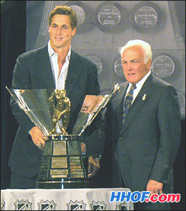 Vincent Lecavalier accepts the Maurice 'Rocket' Richard Trophy