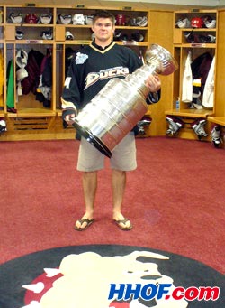 The Anaheim Ducks' Chris Kunitz and the Stanley Cup in the Ferris State University Bulldogs dressing room