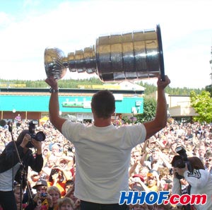 Thousands of Ornskoldsvik natives rejoice as Samuel Pahlsson of the Anaheim Ducks hoists the Stanley Cup at his celebration in the town's square.