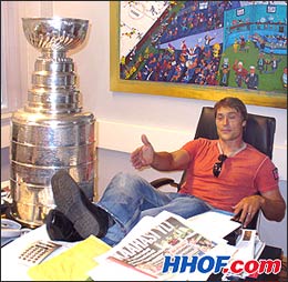 Selanne relaxes in the office of Harry Harkimo
