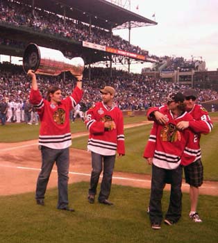 Defenseman Brent Sopel carries the Stanley Cup <br />around Wrigley Field.