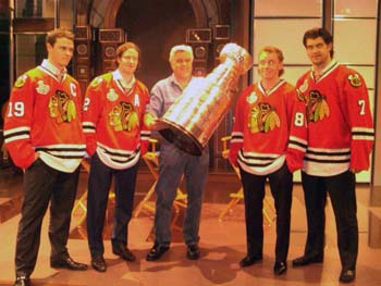 Jonathan Toews, Duncan Keith, Jay Leno, Patrick Kane and Brent Seabrook posing for a photo with the Stanely Cup.