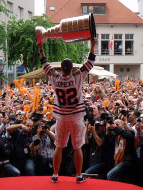 Tomas Kopecky showing off Lord Stanley to the fans in attendance at Mierove Square.
