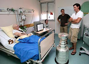 Cristobal Huet and the Stanley Cup visited the sick children of the Centre Hospitalier Universitaire of Grenoble