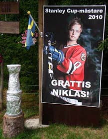 A sign featuring a picture of Niklas Hjalmarsson thanking him for bringing the Stanley Cup to Russnas