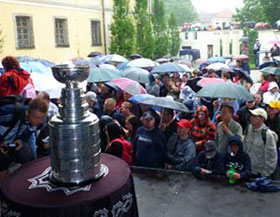 Tomas Kaberle brought the Stanley Cup to the Kladno town square where they were greeted by hundreds of fans.