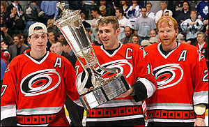 Ma boi Ron Francis with the cup in 92! : r/penguins