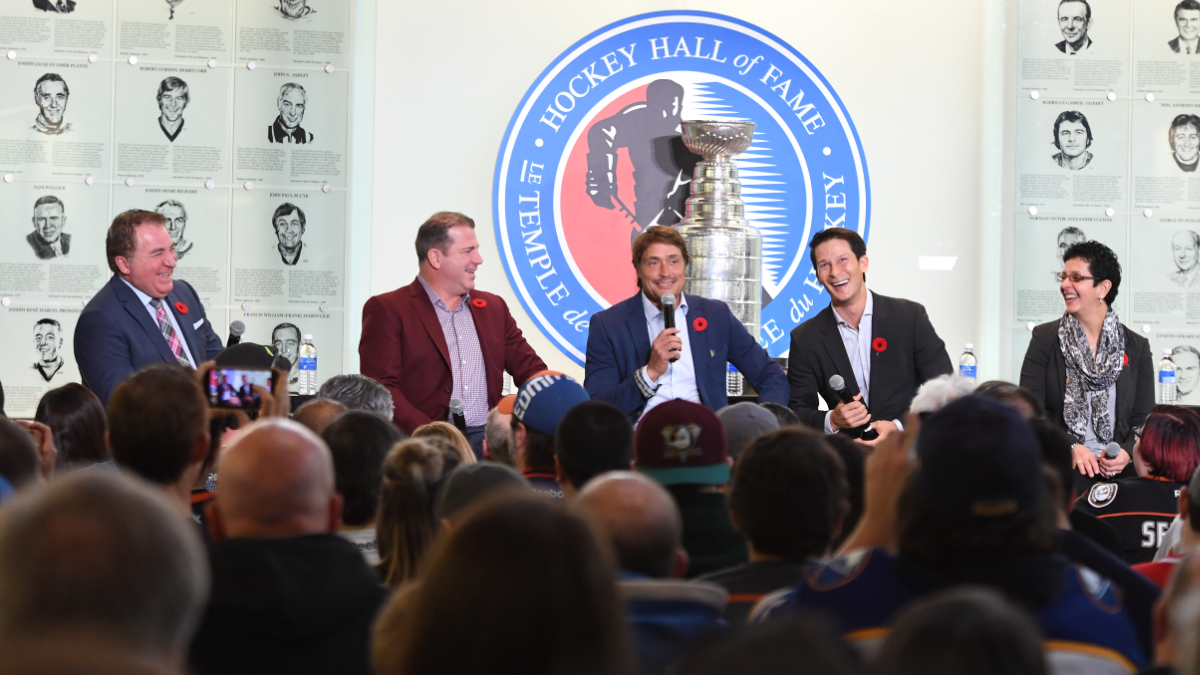 The Class of 2017 shares a laugh at the 2017 Inductee Fan Forum.